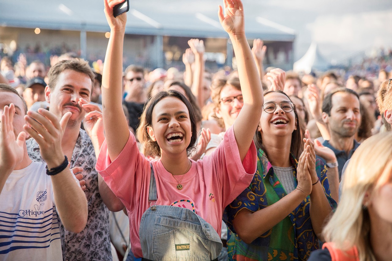 Glade mennesker på festival