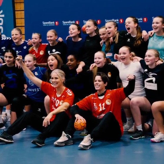 aktive barn på handballtrening