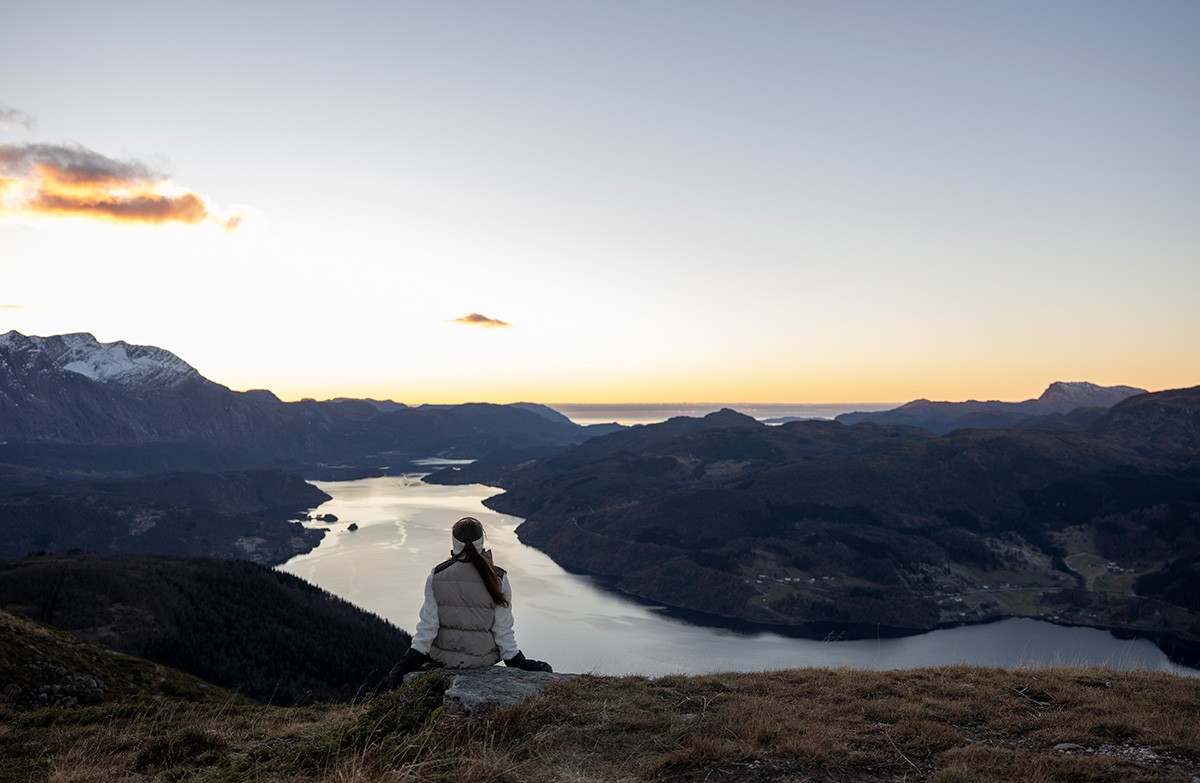 dame ser ut over fjell og fjord