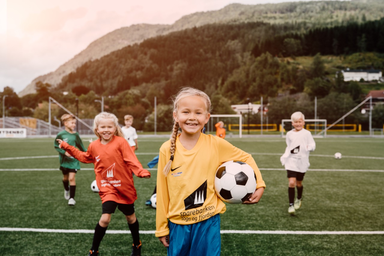 fotballjente i fotballdrakt