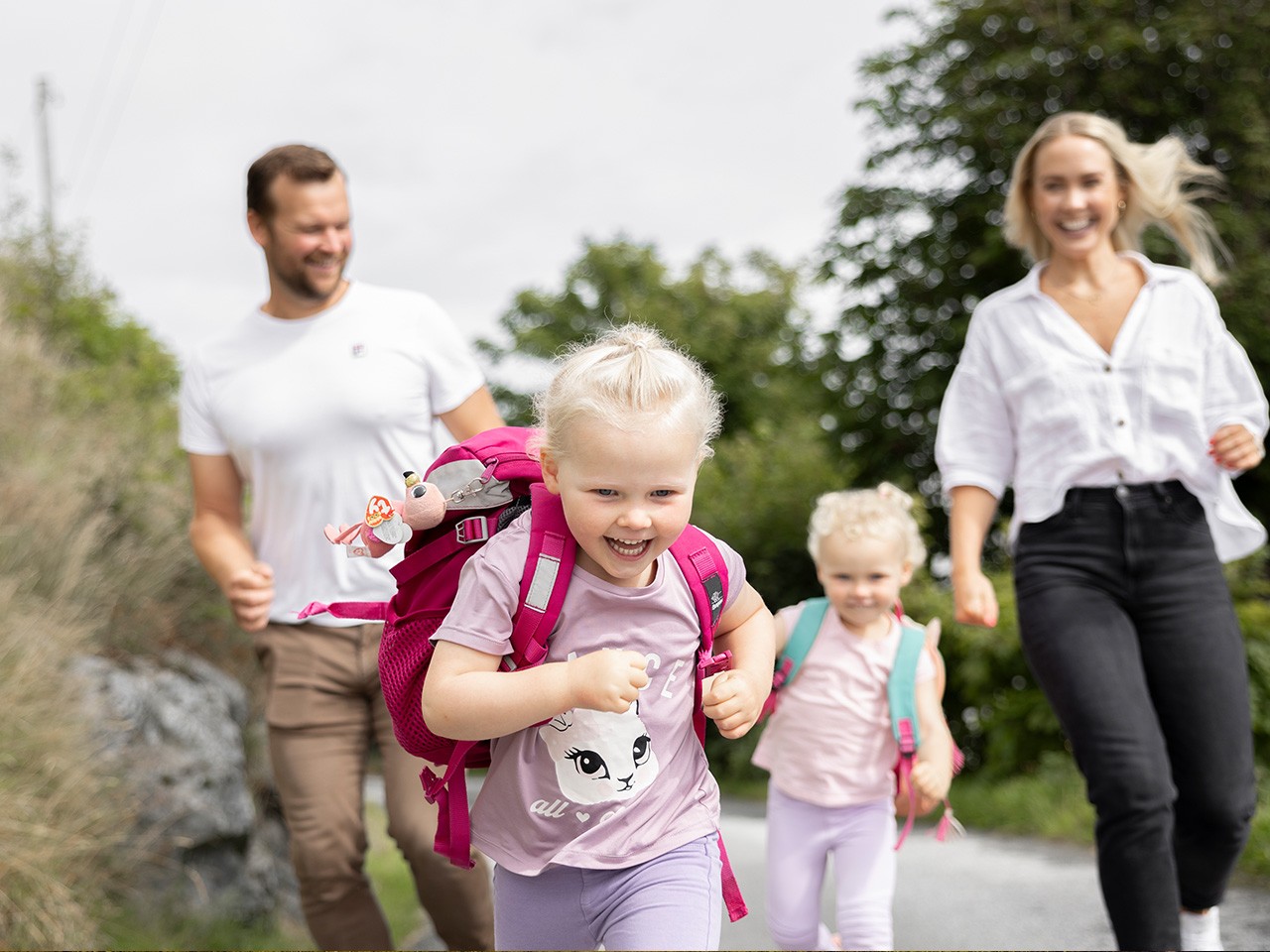 jente med familie i bakgrunnen