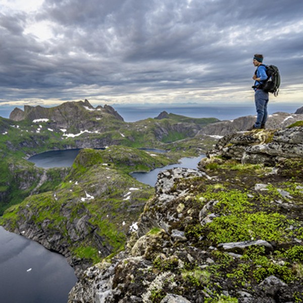 Fjellandskap med elv og hytte