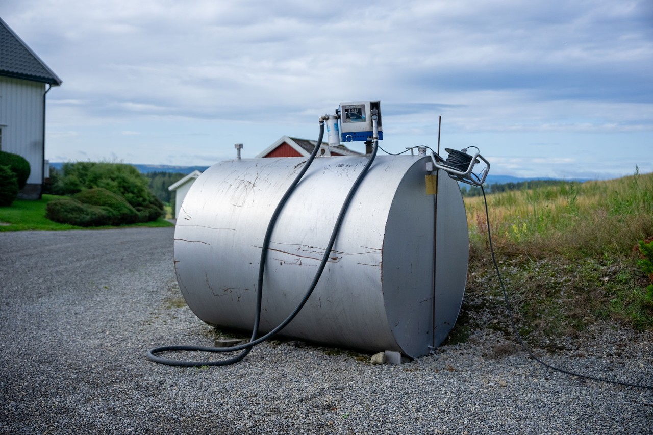 en drivstofftank på tunet på en gård