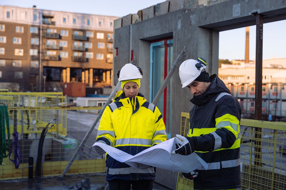 Byggarbetare tittar på byggnadsritning