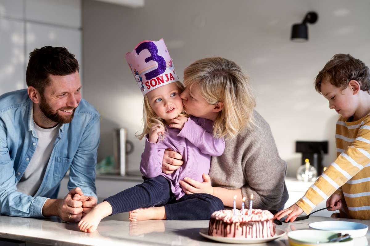 familie som feirer bursdagen til lille Sonja 3 år med kake