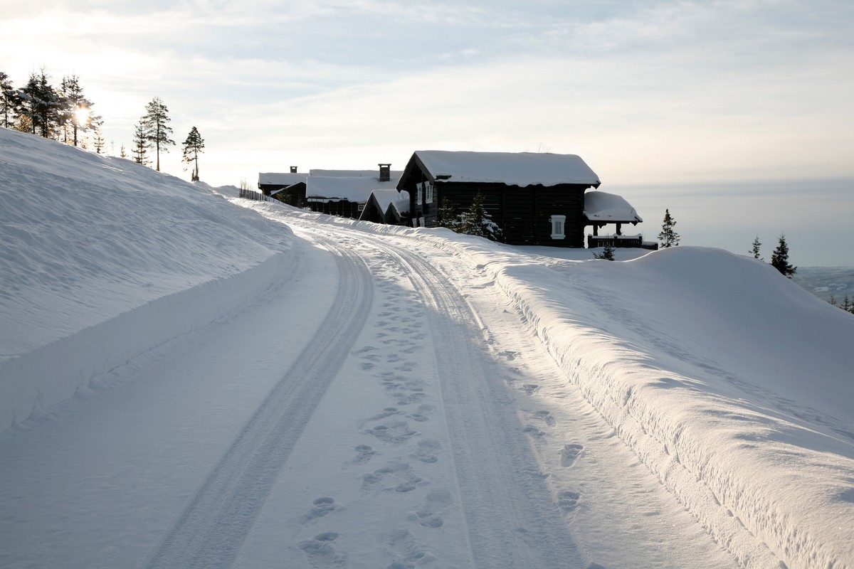 en hytte med hytteforsikring på fjellet i vinterlandskap